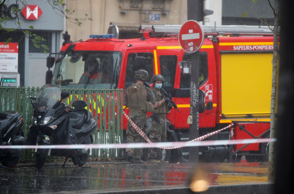 Při útoku u bývalé redakce časopisu Charlie Hebdo byli zraněni dva lidé. Útočník byl podle nových policejních informací jeden, podezřelý byl zatčen.