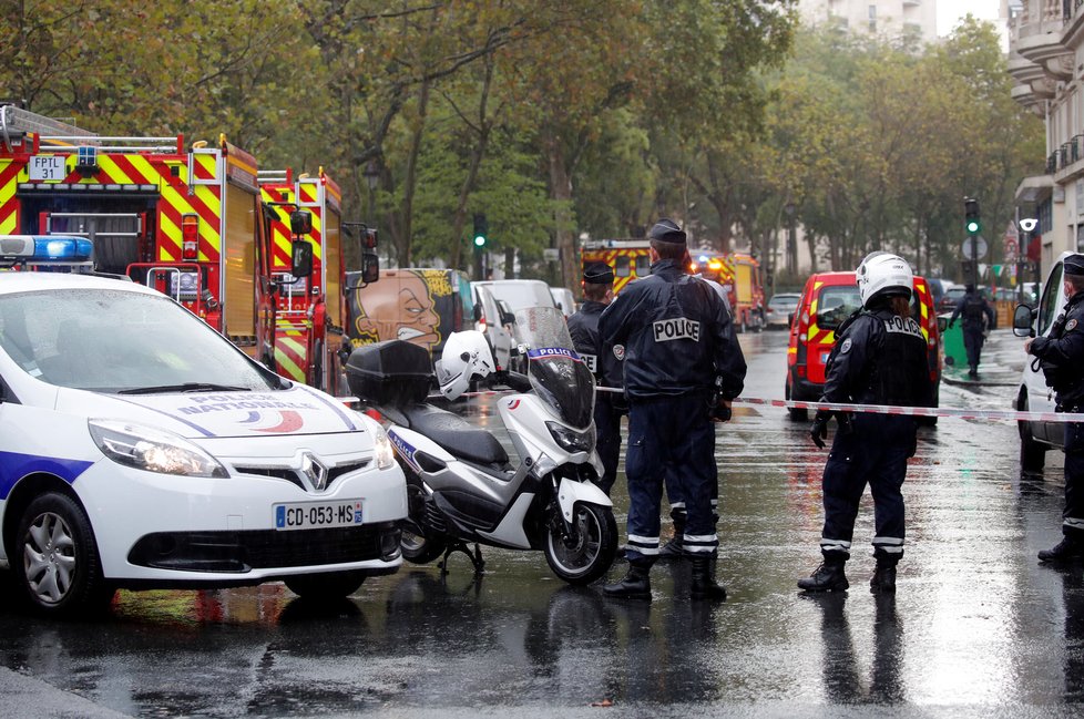 Při útoku u bývalé redakce časopisu Charlie Hebdo byli zraněni dva lidé. Útočník byl podle nových policejních informací jeden, podezřelý byl zatčen.