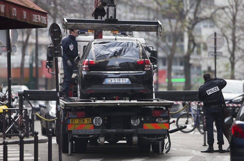 Policie odtahuje auto útočníků