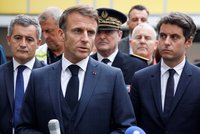 Francie po útoku v pohotovosti: Macron zmobilizoval tisíce vojáků. V Paříži evakuovali Louvre i Versailles
