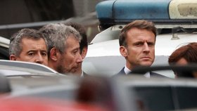 Francouzský prezident Macron navštívil Arras, kde došlo k útoku, při kterém zemřel učitel.
