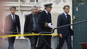 Francouzský prezident Macron navštívil Arras, kde došlo k útoku, při kterém zemřel učitel.