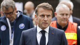 Francouzský prezident Macron navštívil Arras, kde došlo k útoku, při kterém zemřel učitel.