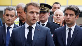 Francouzský prezident Macron navštívil Arras, kde došlo k útoku, při kterém zemřel učitel.