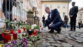 Premiér Bohuslav Sobotka uctil 15. července u francouzského velvyslanectví v Praze památku obětí teroristického útoku v Nice.