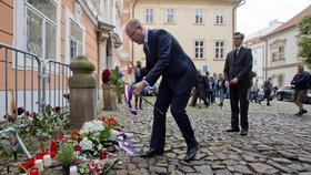 Premiér Bohuslav Sobotka uctil 15. července u francouzského velvyslanectví v Praze památku obětí teroristického útoku v Nice.