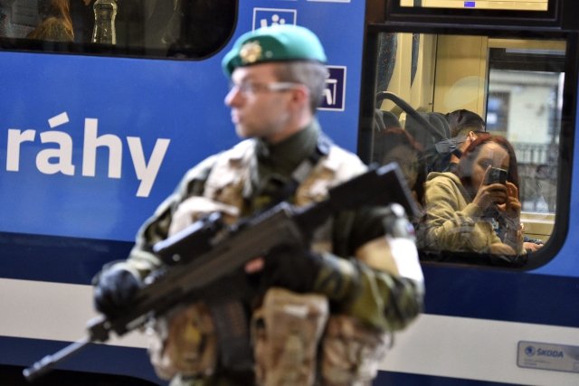 Zvýšená bezpečnost platí v ČR platí od 22. března, kdy „stupeň ohrožení jedna“ schválila vláda v reakci na teroristické útoky na bruselském letišti a v tamním metru. V ulicích bylo na dva měsíce nasazeno několik set vojáků, kteří hlídkovali společně s policisty. Společné hlídky skončily v květnu.