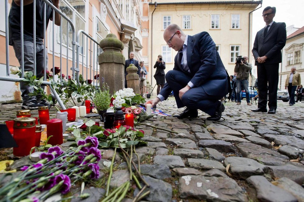 Premiér Bohuslav Sobotka uctil 15. července u francouzského velvyslanectví v Praze památku obětí teroristického útoku v Nice.