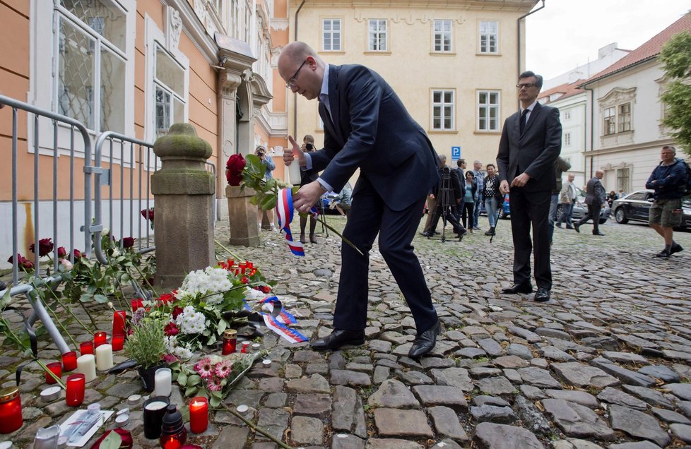 Premiér Bohuslav Sobotka uctil 15. července u francouzského velvyslanectví v Praze památku obětí teroristického útoku v Nice.