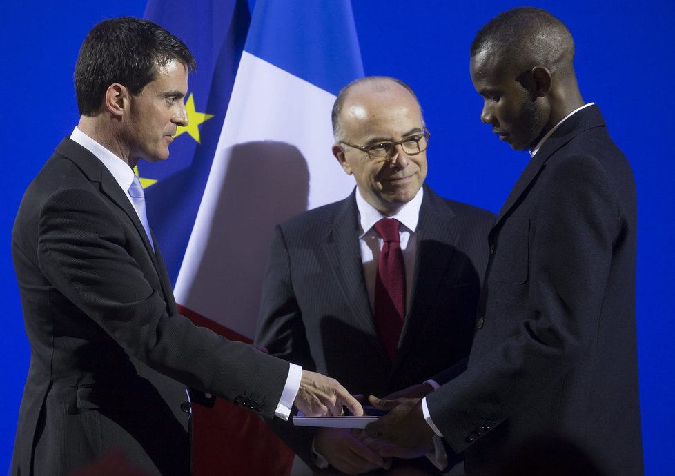 Francie udělila občanství zachránci lidí při teroristickém útoku