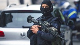 Zatčením deseti stoupenců krajní pravice podezřelých z příprav útoků na muslimské obyvatele vyvrcholila v noci ze soboty na neděli rozsáhlá protiteroristická operace francouzských úřadů