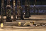 Policie dopadla afghánského útočníka z Paříže: Pobodal sedm lidí, někteří jsou v kritickém stavu