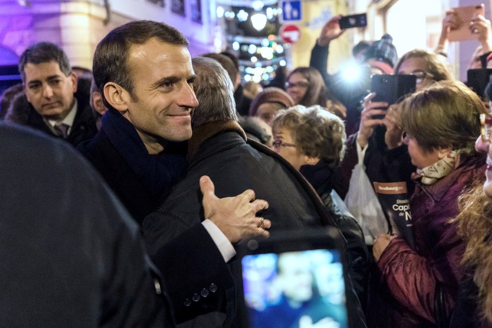 Do Štrasburku dorazil i prezident Emmanuel Macron. Setkal se s lidmi na vánočních trzích a uctil oběti útoku.