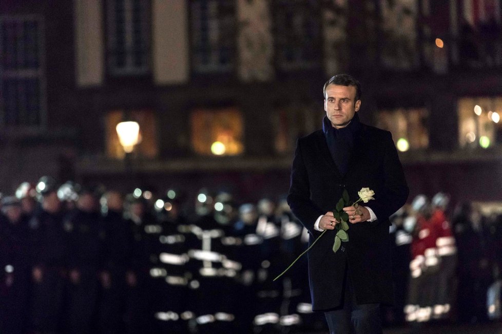 Do Štrasburku dorazil i prezident Emmanuel Macron. Setkal se s lidmi na vánočních trzích a uctil oběti útoku.