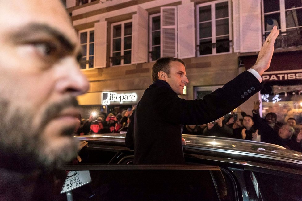 Do Štrasburku dorazil i prezident Emmanuel Macron. Setkal se s lidmi na vánočních trzích a uctil oběti útoku.