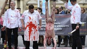 Některé protesty francouzských veganů jsou dost brutální.