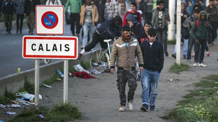 Migranti potulující se kolem Calais.