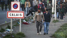 Migranti potulující se kolem Calais