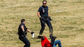 Nelegální imigranti se snaží dostat z Francie do Velké Británie. Policisté se je snaží zadržet.