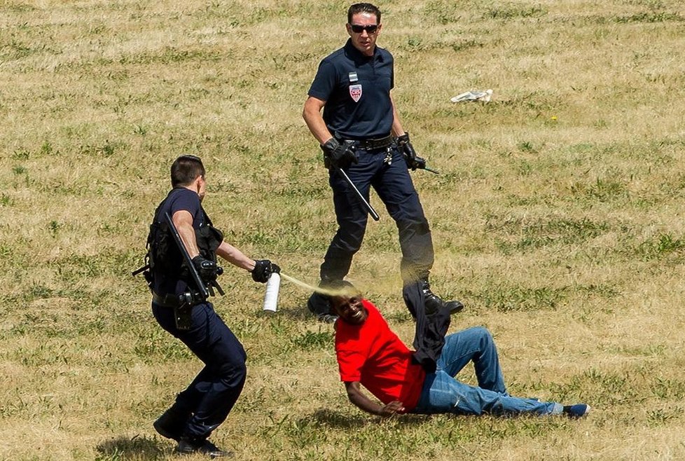 Nelegální imigranti se snaží dostat z Francie do Velké Británie. Policisté se je snaží zadržet.