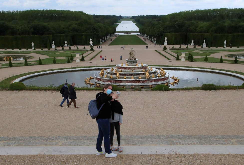 Koronavirus ve francouzské Versailles.