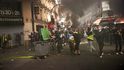 Protesty žlutých vest se neobešly bez násilí a zapalování ohňů 
