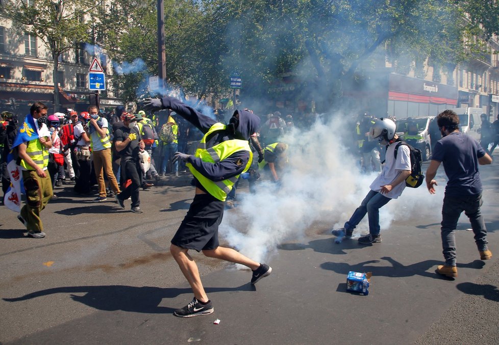 Protesty žlutých vest se neobešly bez násilí a zapalování ohňů (20. 04. 2019)