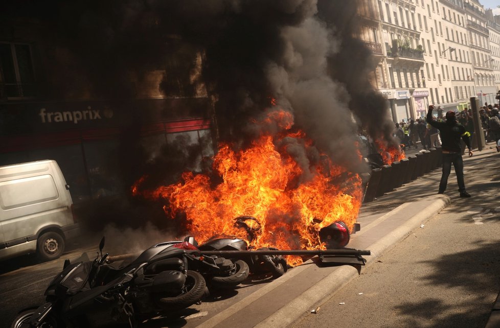 Protesty žlutých vest se neobešly bez násilí a zapalování ohňů (20. 04. 2019)
