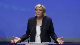 Marine Le Penová se prezidentkou Francie nestala. Porazil ji Emmanuel Macron