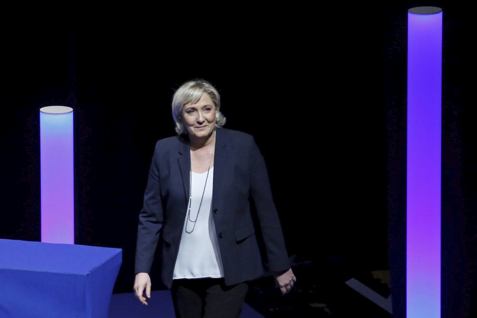 Marine Le Penová se prezidentkou Francie nestala. Porazil ji Emmanuel Macron