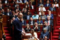 Francie má novou vládu. Macronův premiér chce zdražit cigarety na 260 korun