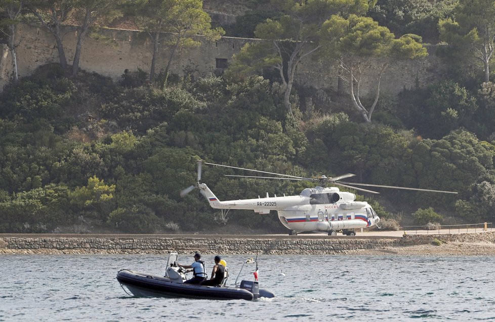 Putin do Fort de Brégançon přiletěl helikoptérou.