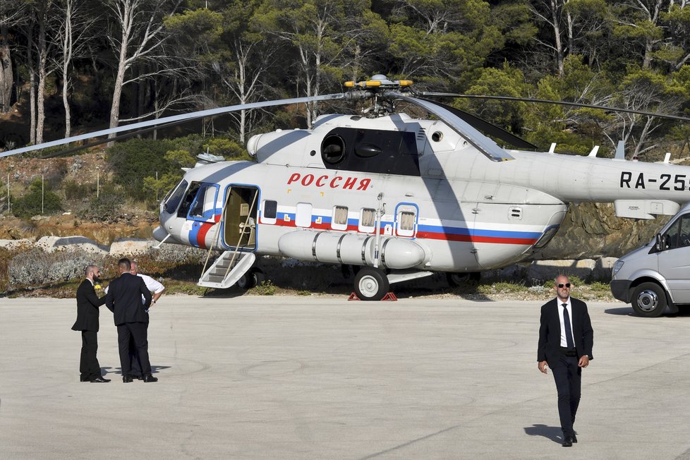 Putin do Fort de Brégançon přiletěl helikoptérou.