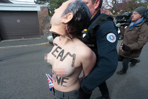 Francouzské volby narušily nahé ženy: Aktivistky z Femen si vzaly hlavu Le Penové.