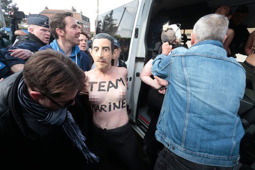 Francouzské volby narušily nahé ženy: Aktivistky z Femen si vzaly hlavu Le Penové.