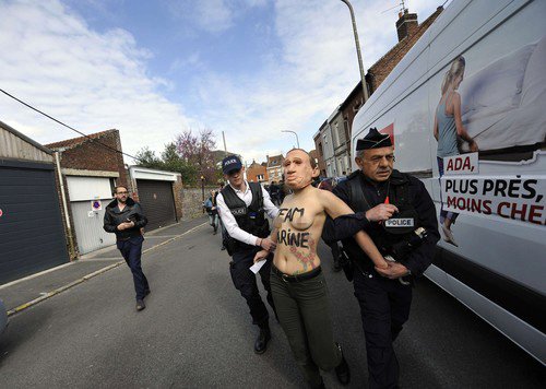 Francouzské volby narušily nahé ženy: Aktivistky z Femen si vzaly hlavu Le Penové