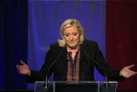 Le Penová propadla v celé Francii. Vyhrál Sarkozy, druzí jsou socialisté