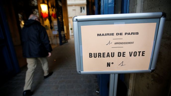 Za přísných bezpečnostních podmínek si Francouzi zvolí nového prezidenta. Zvítězit může Le Penova, nebo Makron.