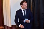 Svůj hlas už ráno odevzdal i nový francouzský prezident Macron.