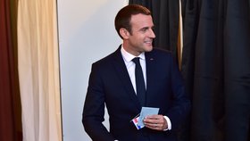 Svůj hlas už ráno odevzdal i nový francouzský prezident Macron.