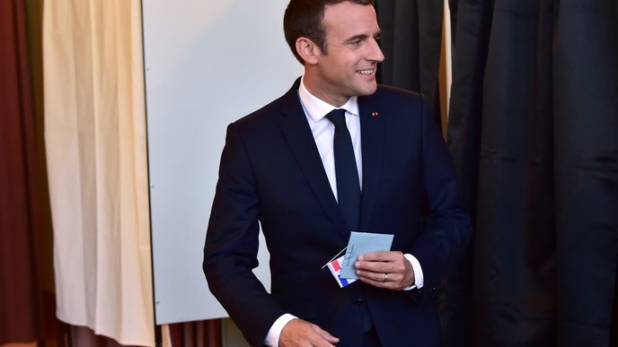 Svůj hlas už ráno odevzdal i nový francouzský prezident Macron