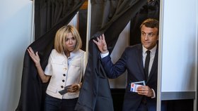 Parlamentní volby ve Francii: Odvolil už také nový prezident Emmanuel Macron se svou manželkou Brigitte.
