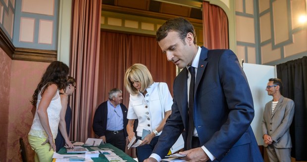 Macron dal ve Francii lekci tradičním stranám. Parlamentní volby jasně vyhrál