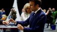 Druhé kolo prezidentských voleb ve Francii: Emmanuel Macron s manželkou Brigitte ve volební místnosti
