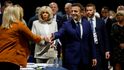 Druhé kolo prezidentských voleb ve Francii: Emmanuel Macron s manželkou Brigitte ve volební místnosti. (24.4.2022)