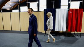 Druhé kolo prezidentských voleb ve Francii: Emmanuel Macron s manželkou Brigitte ve volební místnosti. (24.4.2022)