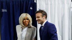 Druhé kolo prezidentských voleb ve Francii: Emmanuel Macron s manželkou Brigitte ve volební místnosti. (24.4.2022)