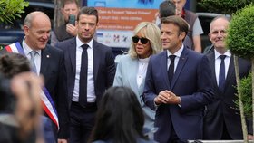 Francouzský prezident Emmanuel Macrona odevzdal hlas v doprovodu manželky Brigitte.