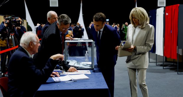 Druhé kolo prezidentských voleb ve Francii: Emmanuel Macron s manželkou Brigitte ve volební místnosti. (24.4.2022)