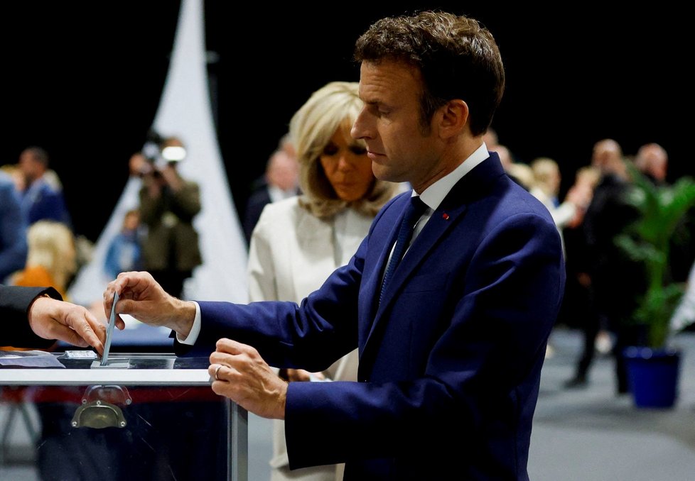 Druhé kolo prezidentských voleb ve Francii: Emmanuel Macron s manželkou Brigitte ve volební místnosti. (24.4.2022)